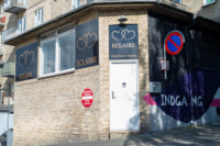 Bagsiden af butikken rummer en diskretionsindgang