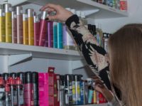 Butikken er holdt i lyse, behagelige farver